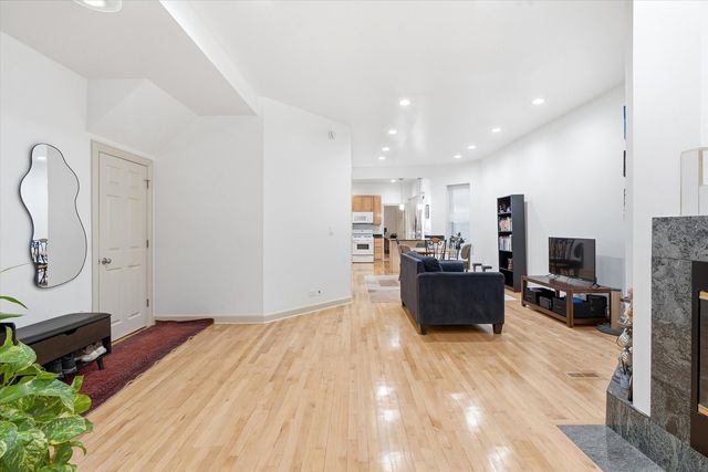 5739 N Winthrop Avenue 1, Chicago, IL 60660