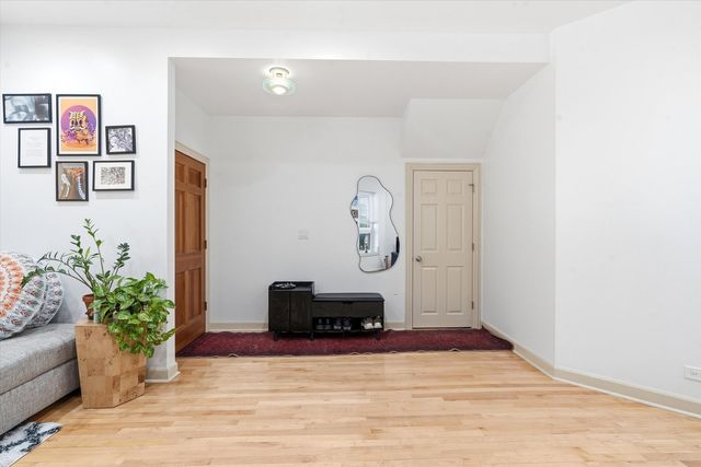 5739 N Winthrop Avenue 1, Chicago, IL 60660