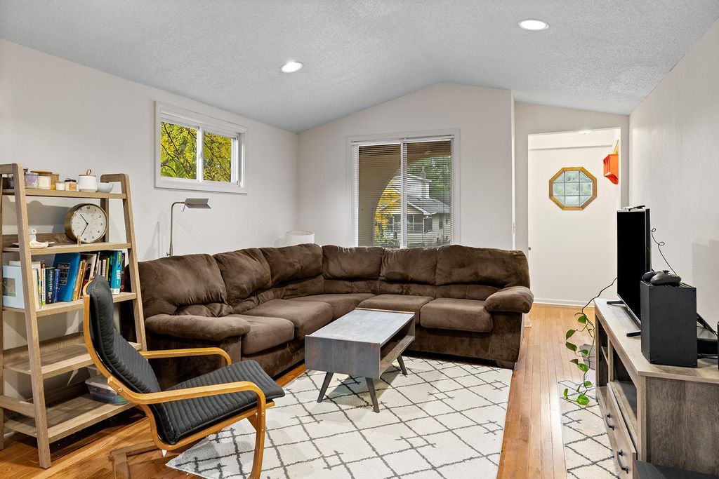 1027 5th Street E, Saint Paul, MN 55106 — photo 3