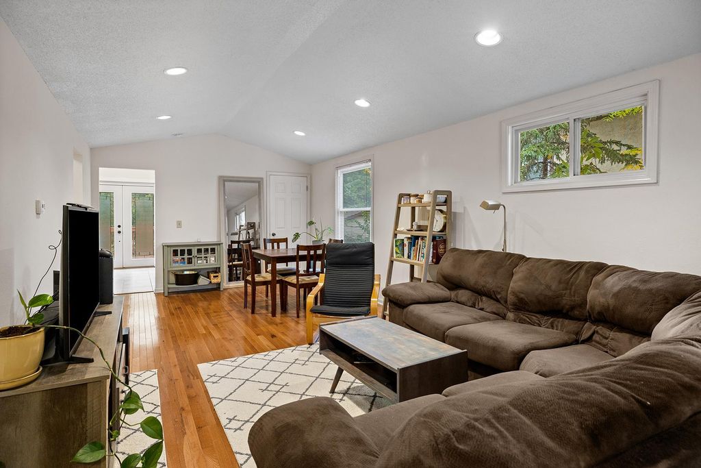 1027 5th Street E, Saint Paul, MN 55106 — photo 4