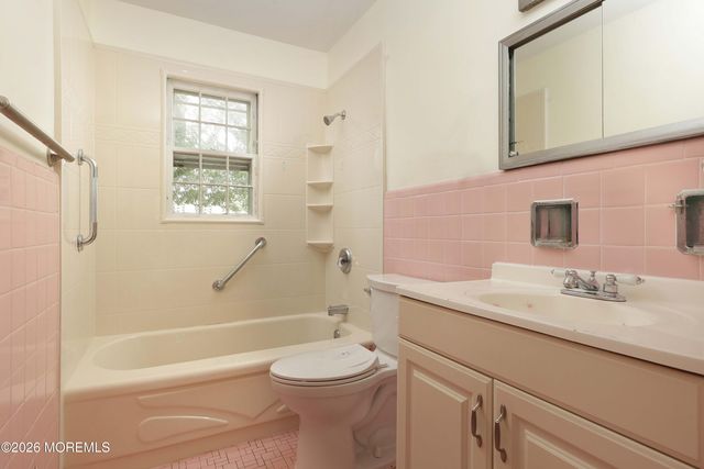 33 Fish Hawk Drive, Middletown, NJ 07748