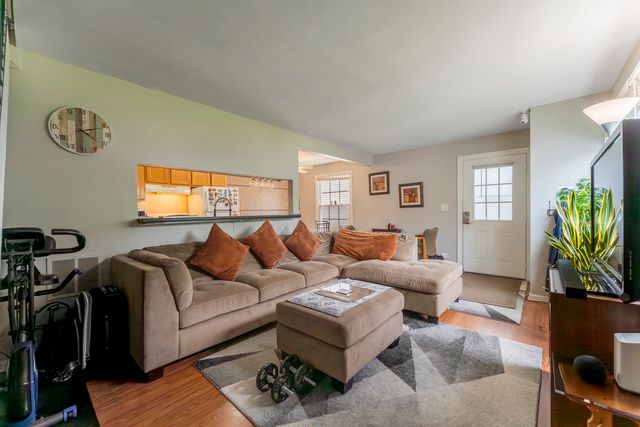 1261 Prairie Avenue B, Glendale Heights, IL 60139