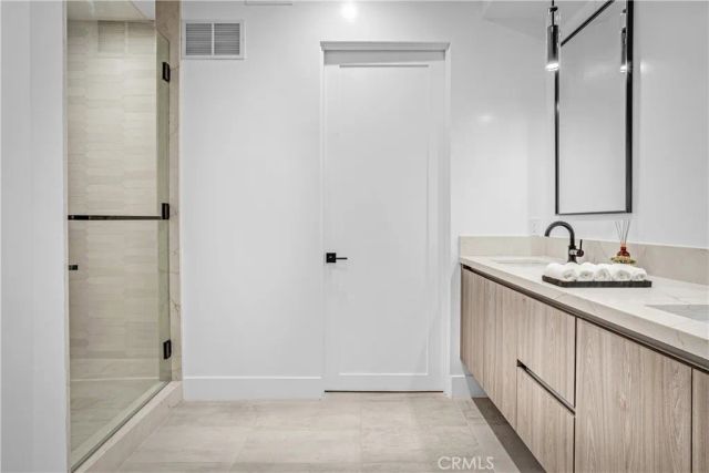1567 Hi Point St, Los Angeles, CA 90035
