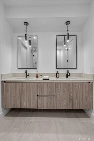 1567 Hi Point St, Los Angeles, CA 90035