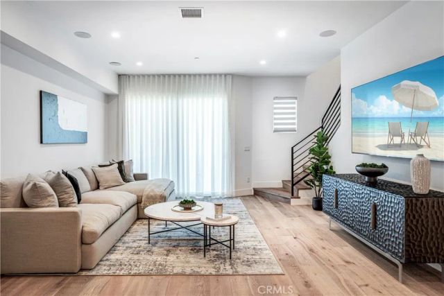 1567 Hi Point St, Los Angeles, CA 90035