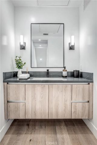 1567 Hi Point St, Los Angeles, CA 90035