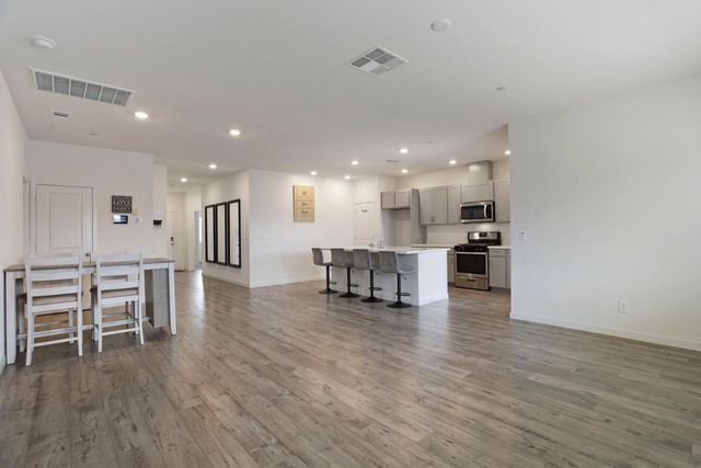 1335 S Kestrel Ln, Stockton, CA 95215