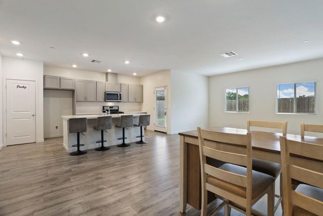 1335 S Kestrel Ln, Stockton, CA 95215