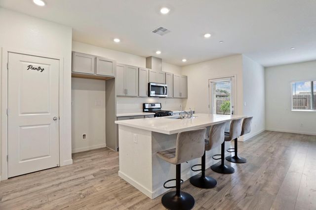 1335 S Kestrel Ln, Stockton, CA 95215