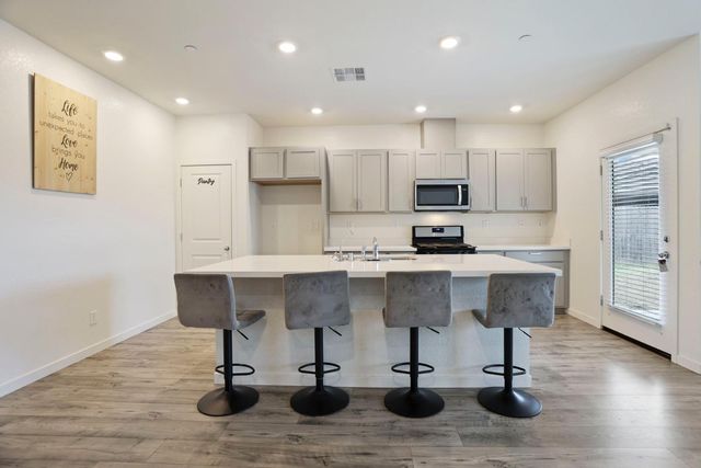 1335 S Kestrel Ln, Stockton, CA 95215