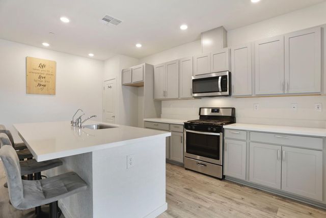 1335 S Kestrel Ln, Stockton, CA 95215