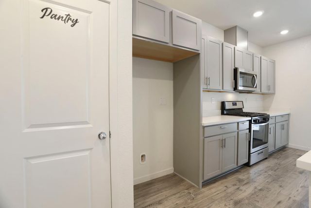 1335 S Kestrel Ln, Stockton, CA 95215
