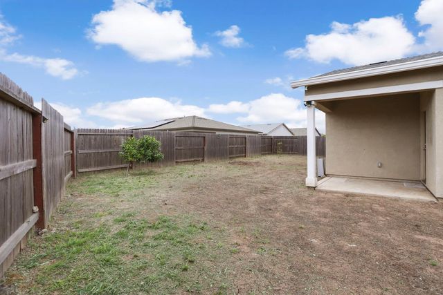 1335 S Kestrel Ln, Stockton, CA 95215