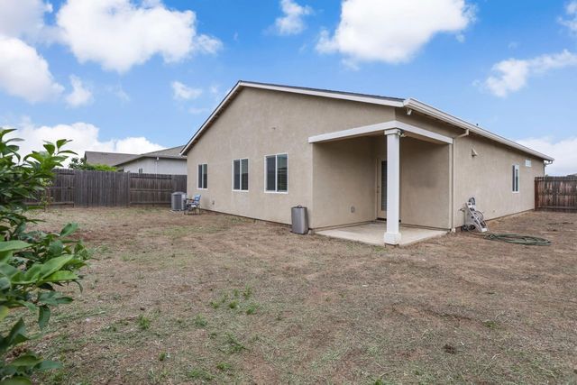 1335 S Kestrel Ln, Stockton, CA 95215