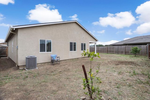 1335 S Kestrel Ln, Stockton, CA 95215