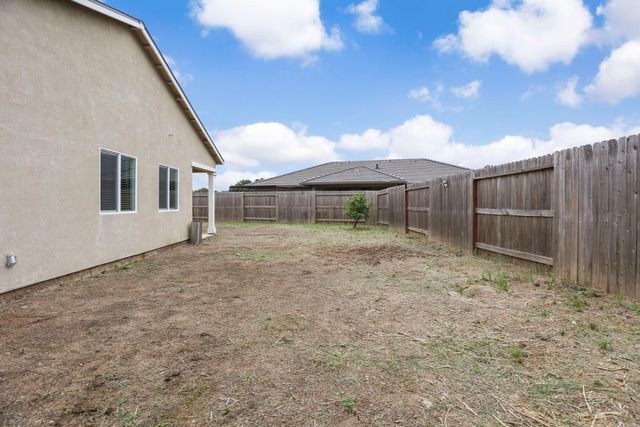 1335 S Kestrel Ln, Stockton, CA 95215