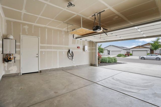 1335 S Kestrel Ln, Stockton, CA 95215