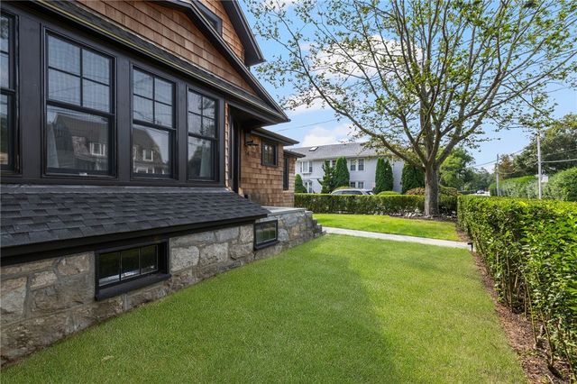 14 Robinson Street, Narragansett, RI 02882