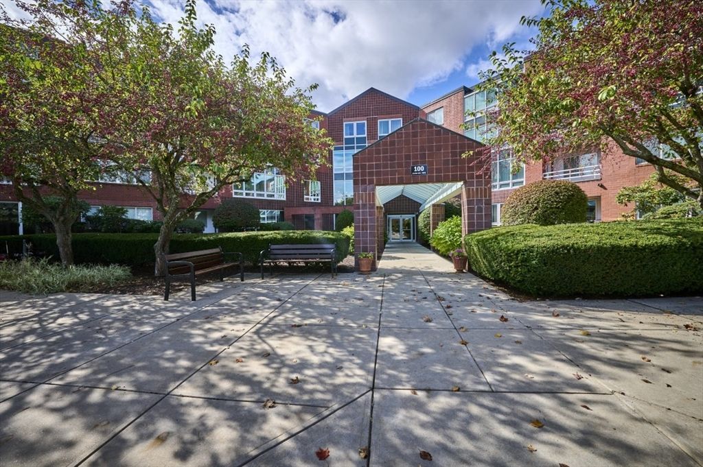 462 Place Ln 462, Woburn, MA 01801