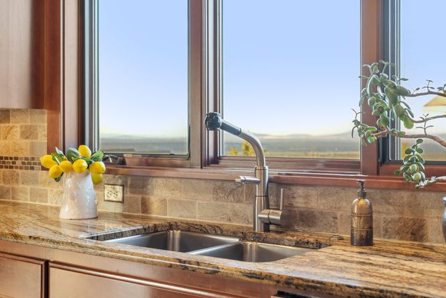 10715 Rockside Court, Redmond, OR 97756