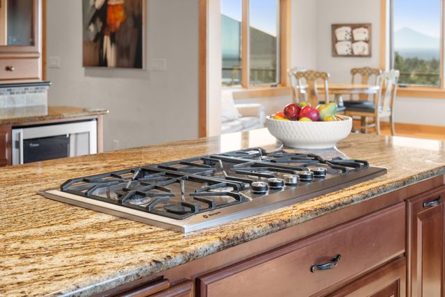 10715 Rockside Court, Redmond, OR 97756