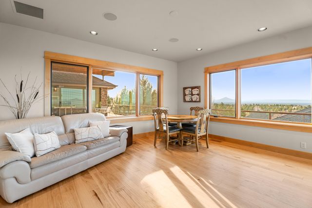 10715 Rockside Court, Redmond, OR 97756