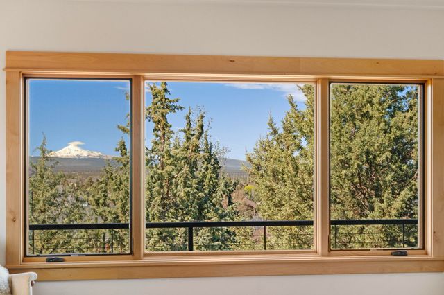 10715 Rockside Court, Redmond, OR 97756