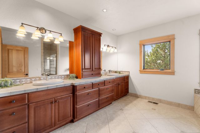 10715 Rockside Court, Redmond, OR 97756