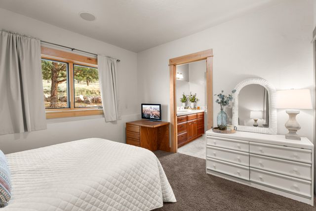 10715 Rockside Court, Redmond, OR 97756