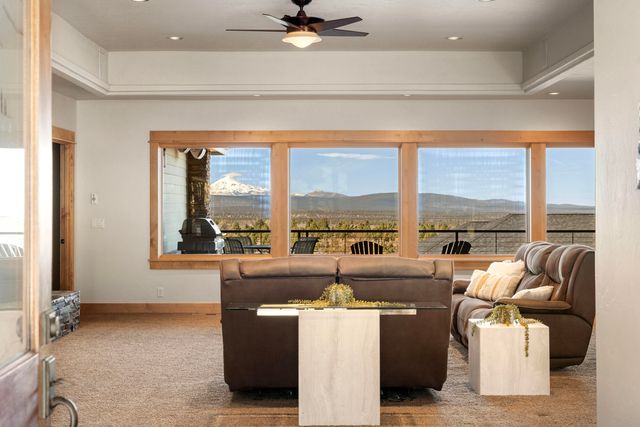 10715 Rockside Court, Redmond, OR 97756