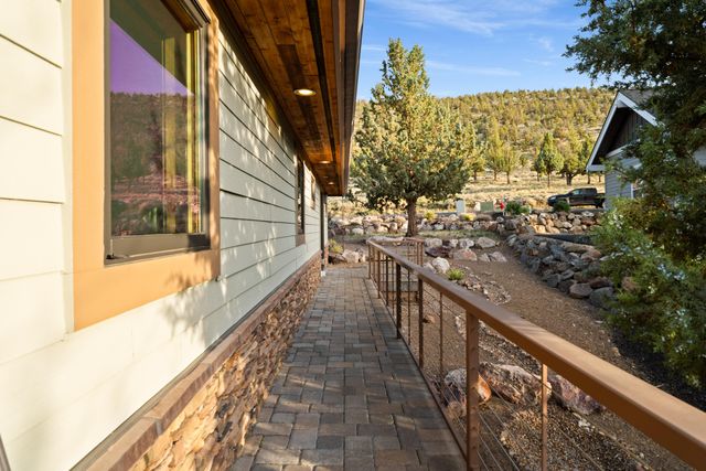 10715 Rockside Court, Redmond, OR 97756