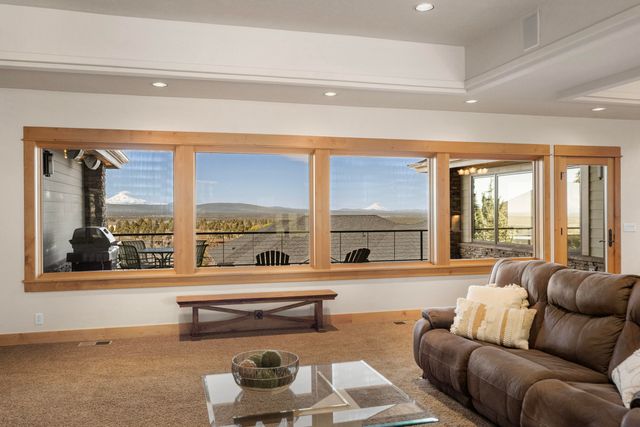 10715 Rockside Court, Redmond, OR 97756