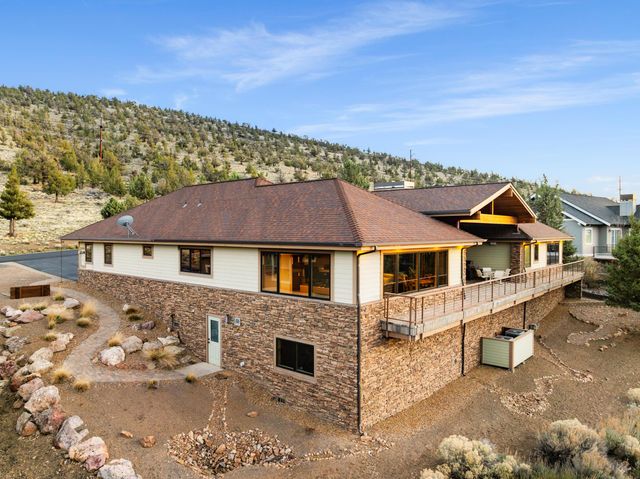 10715 Rockside Court, Redmond, OR 97756