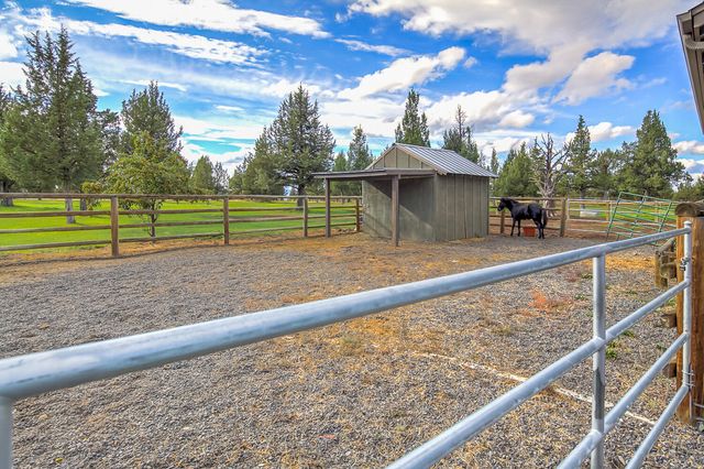 10715 Rockside Court, Redmond, OR 97756