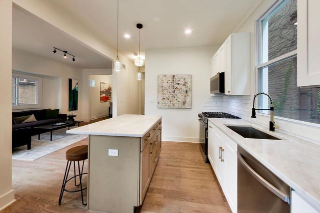 2155 W Touhy Avenue, Chicago, IL 60645