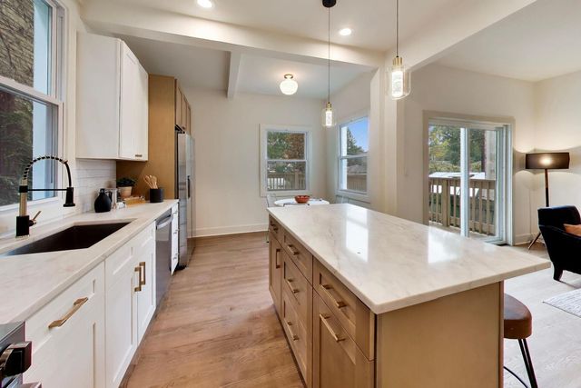 2155 W Touhy Avenue, Chicago, IL 60645
