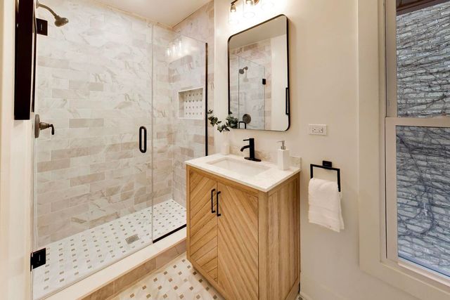 2155 W Touhy Avenue, Chicago, IL 60645