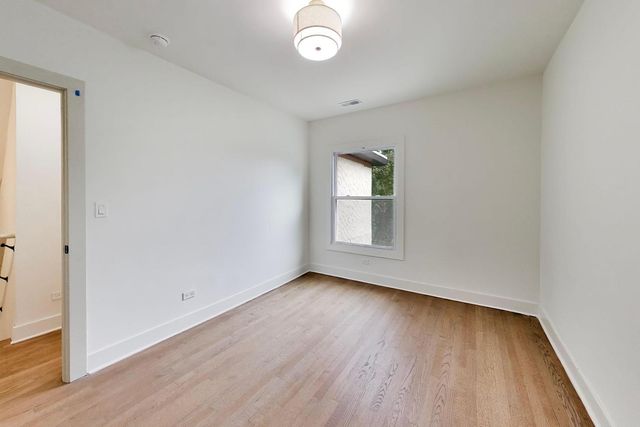 2155 W Touhy Avenue, Chicago, IL 60645