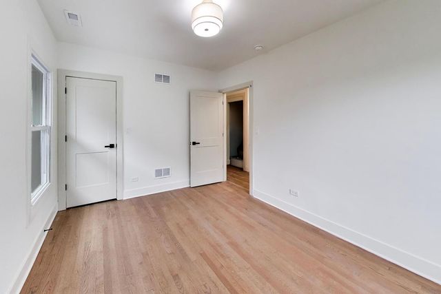 2155 W Touhy Avenue, Chicago, IL 60645