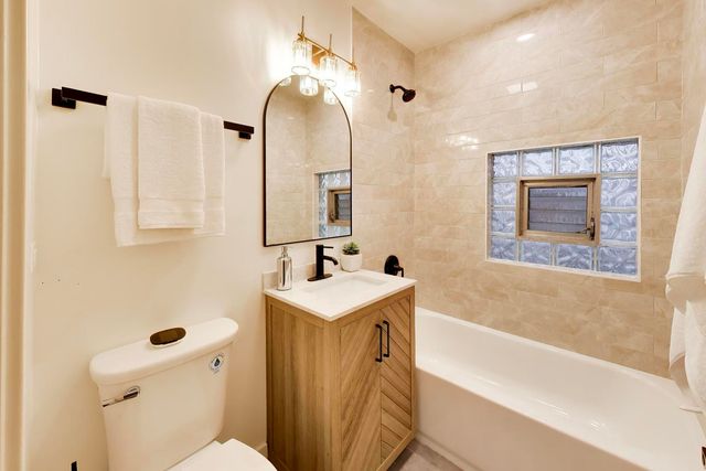 2155 W Touhy Avenue, Chicago, IL 60645