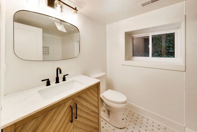 2155 W Touhy Avenue, Chicago, IL 60645