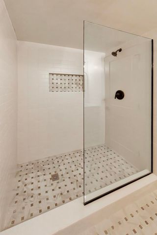 2155 W Touhy Avenue, Chicago, IL 60645