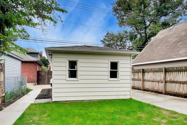 2155 W Touhy Avenue, Chicago, IL 60645