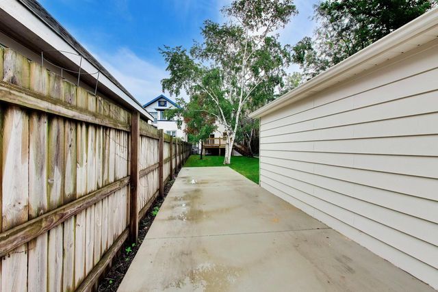 2155 W Touhy Avenue, Chicago, IL 60645