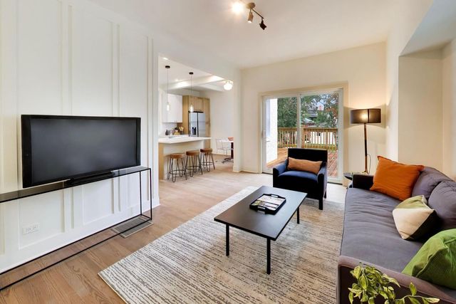 2155 W Touhy Avenue, Chicago, IL 60645