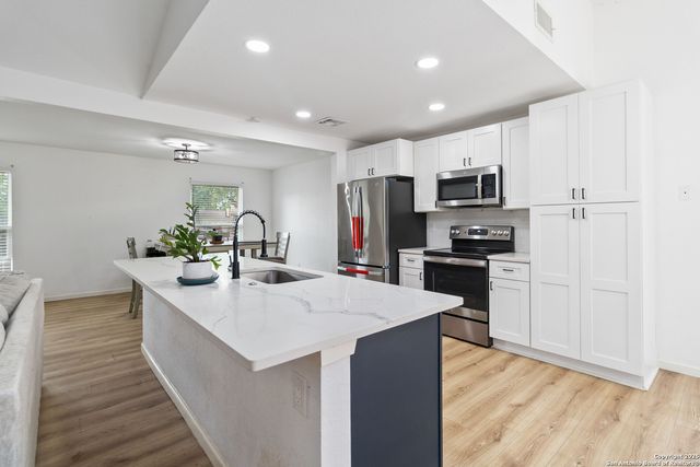 8219 Sam Snead, San Antonio, TX 78240