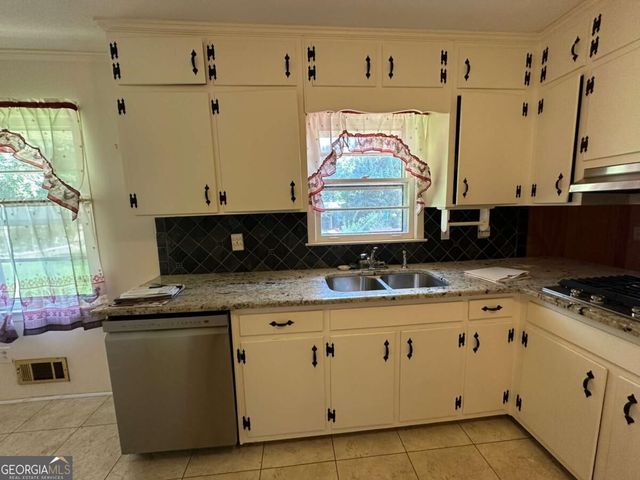 5574 Laurel Lane NW, Lilburn, GA 30047