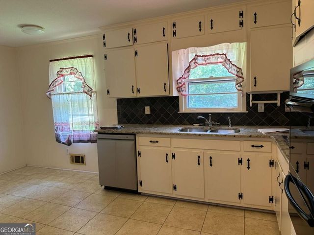 5574 Laurel Lane NW, Lilburn, GA 30047