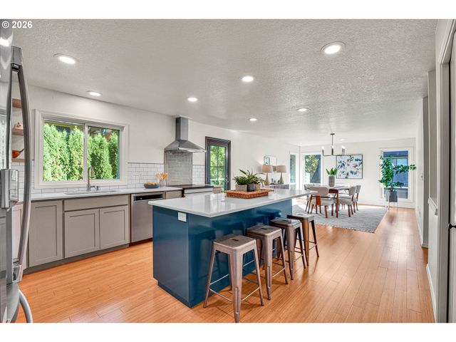 10051 Sw BALMER Cir, Portland, OR 97219