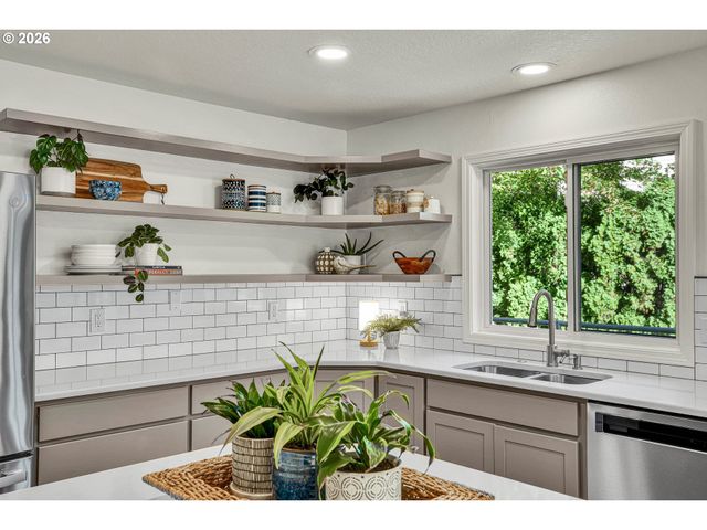 10051 Sw BALMER Cir, Portland, OR 97219